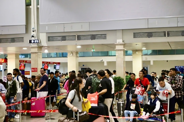 Cao điểm Tết Bính Ngọ 2026: Hơn 1.000 chuyến bay/ngày tại Tân Sơn Nhất, hành khách lo trễ chuyến vì nhầm nhà ga- Ảnh 2. Cao điểm Tết Bính Ngọ 2026: Hơn 1.000 chuyến bay/ngày tại Tân Sơn Nhất, hành khách lo trễ chuyến vì nhầm nhà ga- Ảnh 2.