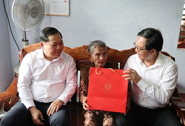 Phó Thủ tướng thăm, tặng quà Tết gia đình chính sách, công nhân khó khăn tại Gia Lai- Ảnh 1. Phó Thủ tướng thăm, tặng quà Tết gia đình chính sách, công nhân khó khăn tại Gia Lai- Ảnh 1.