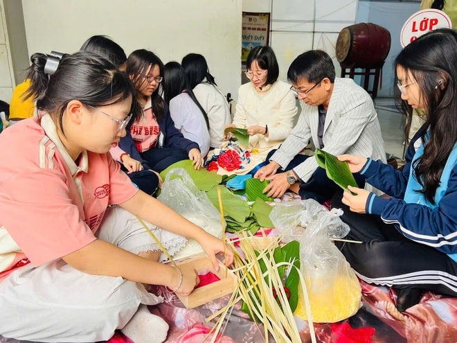 Học sinh Thủ đô rộn ràng trải nghiệm Tết Việt ngay tại sân trường- Ảnh 4.