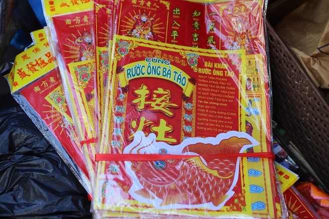 Chợ ‘cõi âm’ ở TPHCM đông nghịt khách mua đồ cúng ông Táo- Ảnh 8.