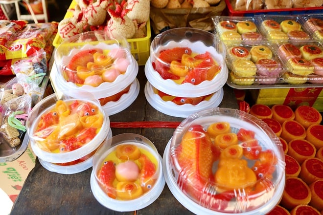 Chợ ‘cõi âm’ ở TPHCM đông nghịt khách mua đồ cúng ông Táo- Ảnh 10.