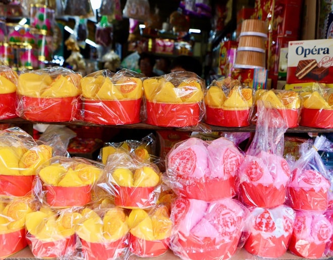 Chợ ‘cõi âm’ ở TPHCM đông nghịt khách mua đồ cúng ông Táo- Ảnh 11.