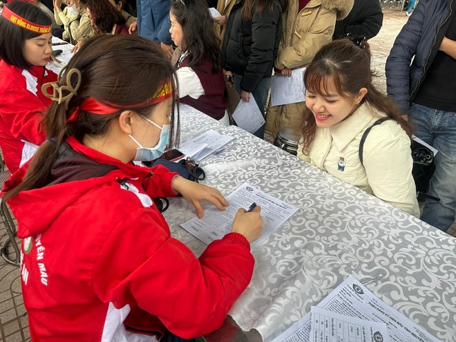 'Giọt hồng Blouse trắng' lan tỏa nghĩa cử cao đẹp hiến máu cứu người- Ảnh 4. 'Giọt hồng Blouse trắng' lan tỏa nghĩa cử cao đẹp hiến máu cứu người- Ảnh 4.