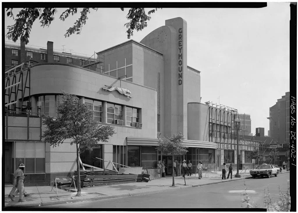 Một đợt cải tạo giữa những năm 1970 đã che khuất các đặc điểm thiết kế theo phong cách Art Deco của trạm xe buýt Greyhound ở Washington D.C. (Ảnh: Bloomberg)