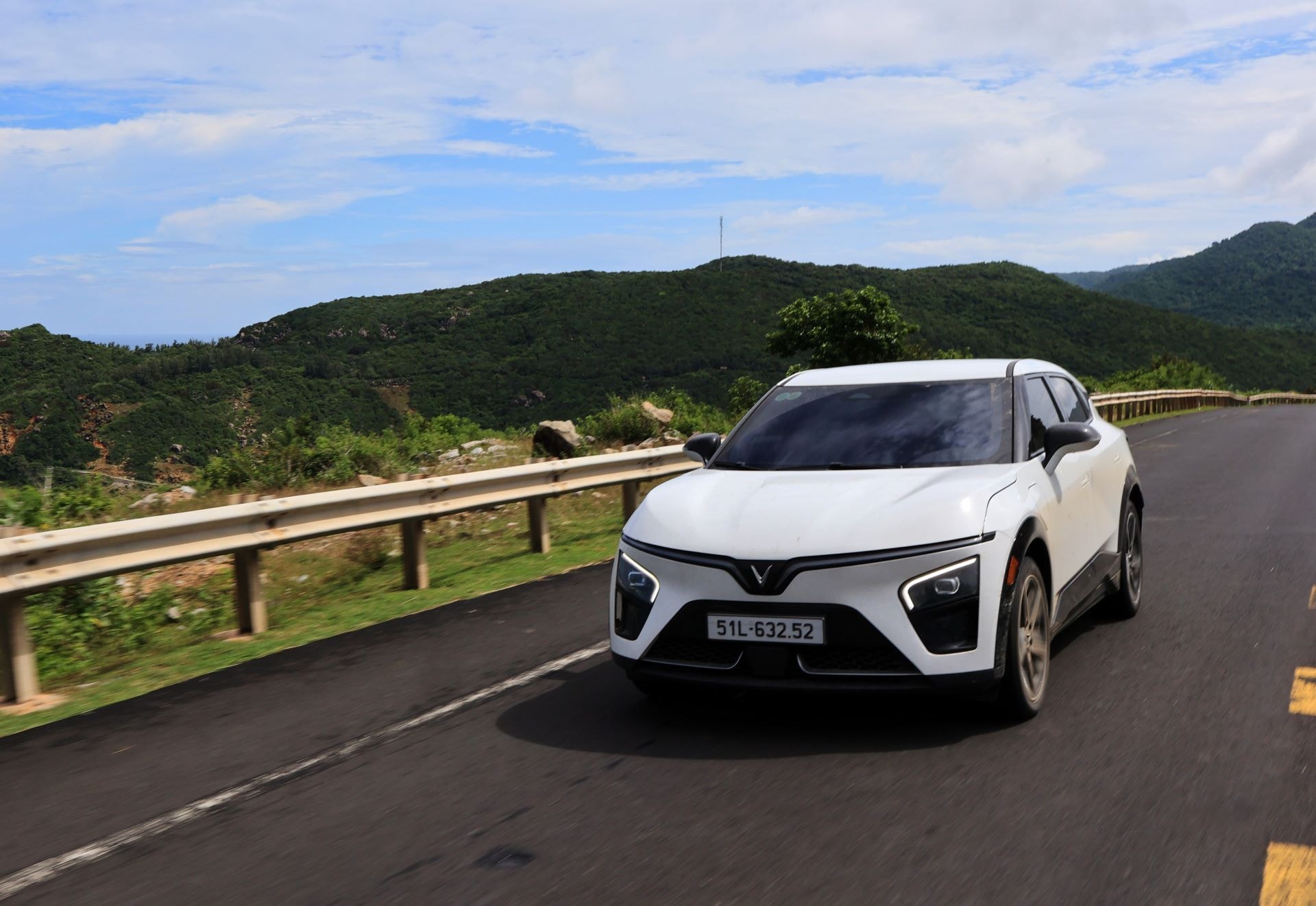 VinFast VF 7 chạy đường trường: Đường xấu chạy vô tư, rộng rãi, sạc tiện lợi - 1