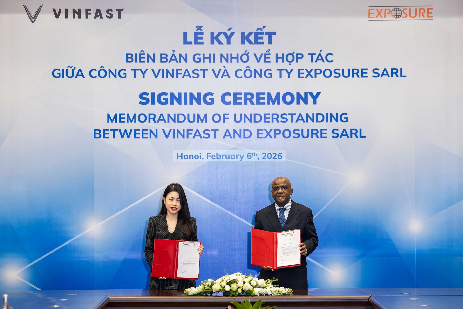 Bà Dương Thị Thu Trang – Phó Tổng Giám đốc Kinh doanh Toàn cầu VinFast và ông Fely Samuna Lukwaka – Tổng Giám đốc Exposure SARL tại lễ ký kết.
