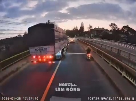 Xử phạt 2 tài xế vượt ẩu từ camera hành trình người dân- Ảnh 2.