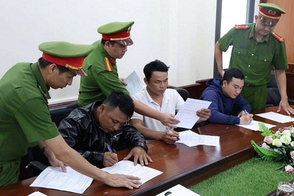 Gần 450 tấn chất thải bị chôn lấp trái phép ven sông Hòa Xuân- Ảnh 1.