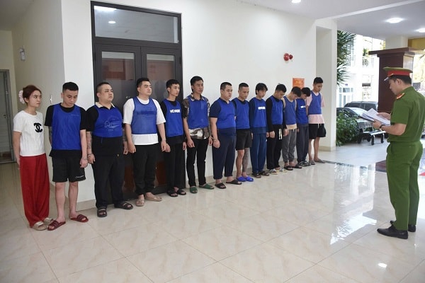 13 tội phạm Iừa đảo bị bắt ngay khi nhập cảnh từ Campuchia về Việt Nam- Ảnh 1. 13 tội phạm Iừa đảo bị bắt ngay khi nhập cảnh từ Campuchia về Việt Nam- Ảnh 1.