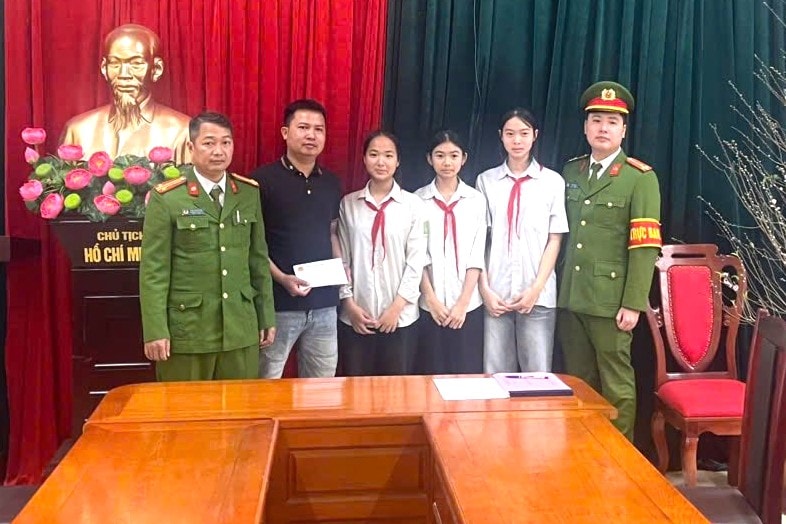 Hành động bất ngờ của 3 nữ sinh khi nhặt được số tiền lớn- Ảnh 2.