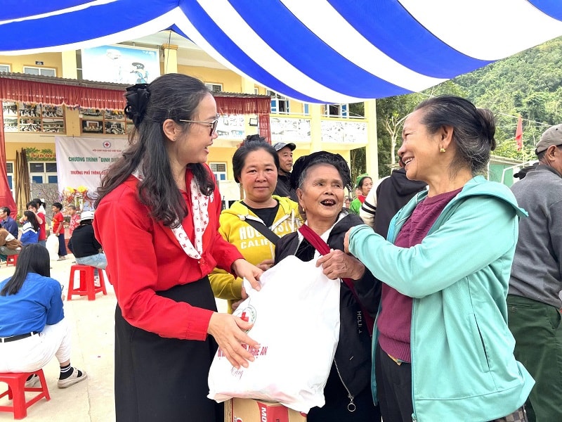 Hơn 1,3 triệu suất quà 'Tết Nhân ái' đến với người dân cả nước- Ảnh 2.