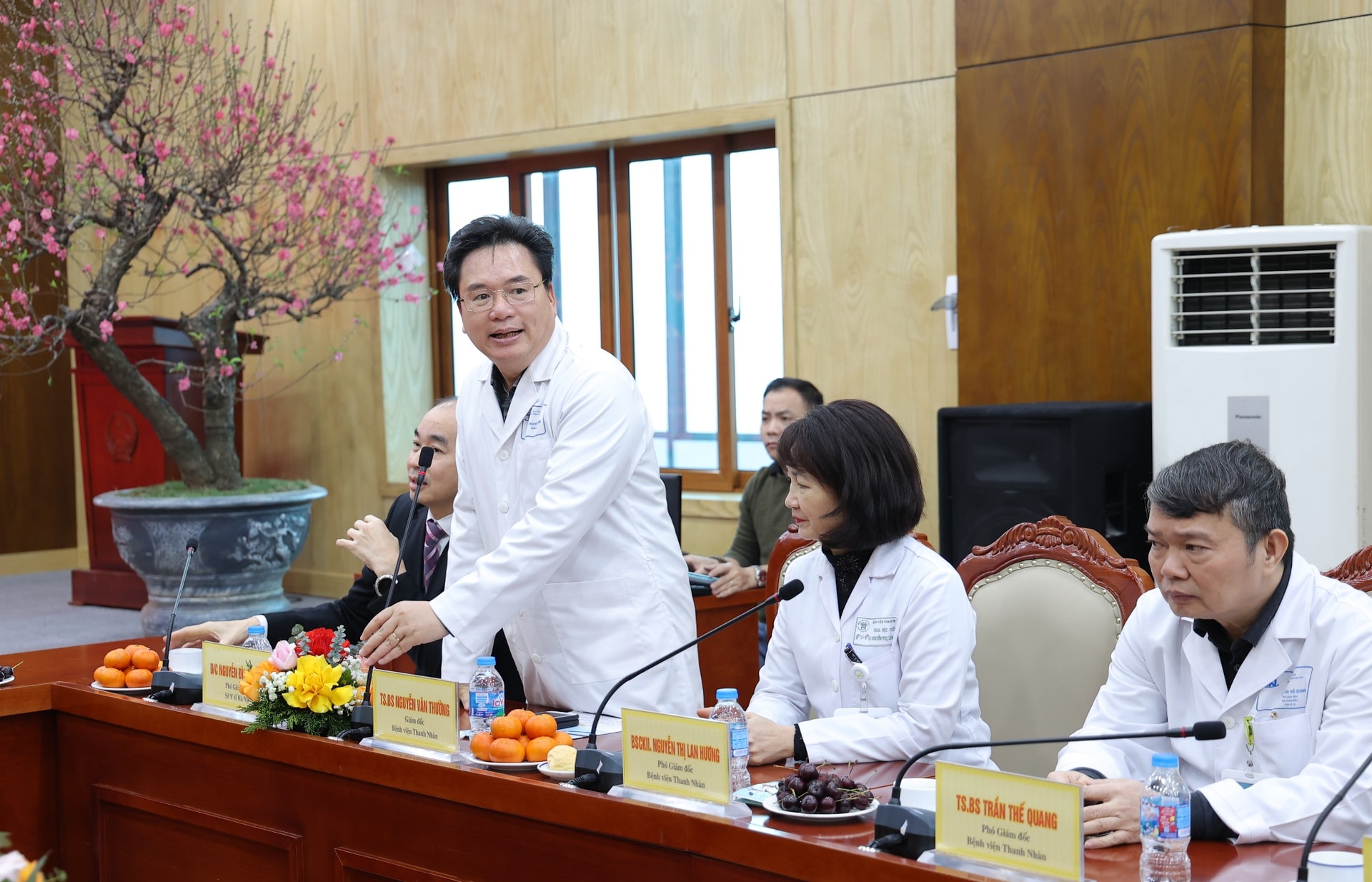 Thứ trưởng Trần Văn Thuấn thăm, kiểm tra công tác y tế dịp Tết Bính Ngọ tại 3 bệnh viện của Hà Nội- Ảnh 2. Thứ trưởng Trần Văn Thuấn thăm, kiểm tra công tác y tế dịp Tết Bính Ngọ tại 3 bệnh viện của Hà Nội- Ảnh 2.