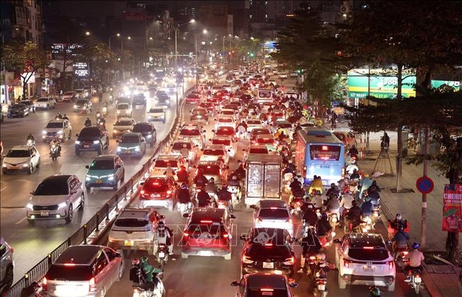 Đường phố Hà Nội đông nghẹt người những ngày cận Tết- Ảnh 1.