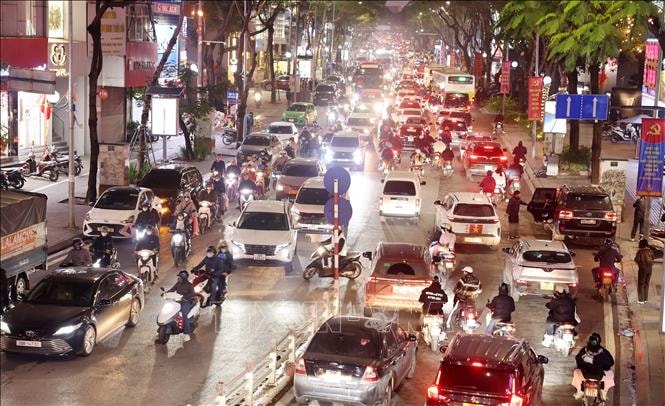 Đường phố Hà Nội đông nghẹt người những ngày cận Tết- Ảnh 10.