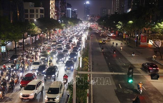 Đường phố Hà Nội đông nghẹt người những ngày cận Tết- Ảnh 3.