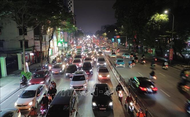 Đường phố Hà Nội đông nghẹt người những ngày cận Tết- Ảnh 5.