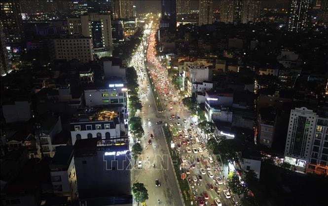 Đường phố Hà Nội đông nghẹt người những ngày cận Tết- Ảnh 4.