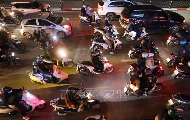 Đường phố Hà Nội đông nghẹt người những ngày cận Tết- Ảnh 7.