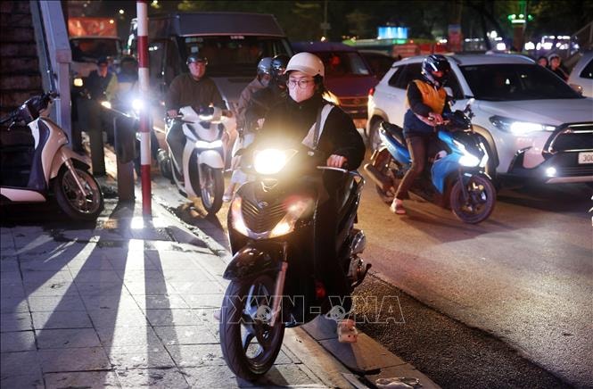 Đường phố Hà Nội đông nghẹt người những ngày cận Tết- Ảnh 9.