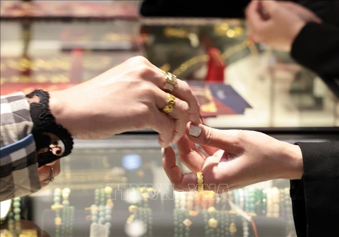 Giá vàng biến động mạnh, chuyên gia UOB cảnh báo rủi ro trong ngắn hạn- Ảnh 1.