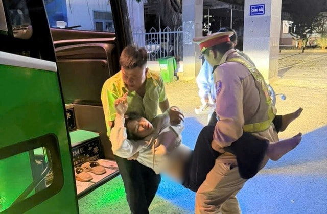 CSGT dùng xe đặc chủng dẫn đường đưa nữ hành khách bị co giật đi cấp cứu- Ảnh 1. CSGT dùng xe đặc chủng dẫn đường đưa nữ hành khách bị co giật đi cấp cứu- Ảnh 1.