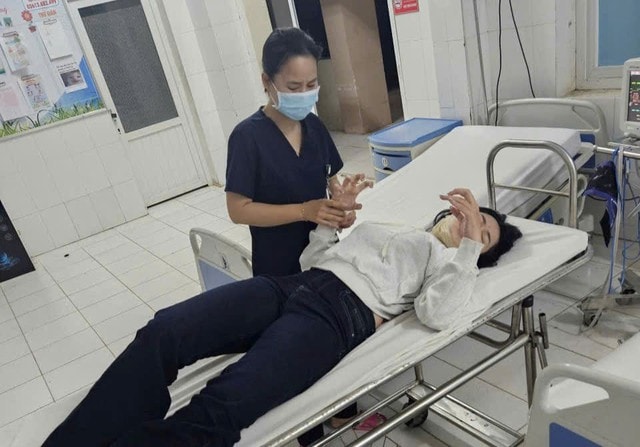 CSGT dùng xe đặc chủng dẫn đường đưa nữ hành khách bị co giật đi cấp cứu- Ảnh 2. CSGT dùng xe đặc chủng dẫn đường đưa nữ hành khách bị co giật đi cấp cứu- Ảnh 2.