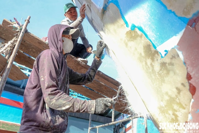 Thay 'áo mới' cho tàu cá đón Tết, gửi trọn kỳ vọng mùa biển mới- Ảnh 1.