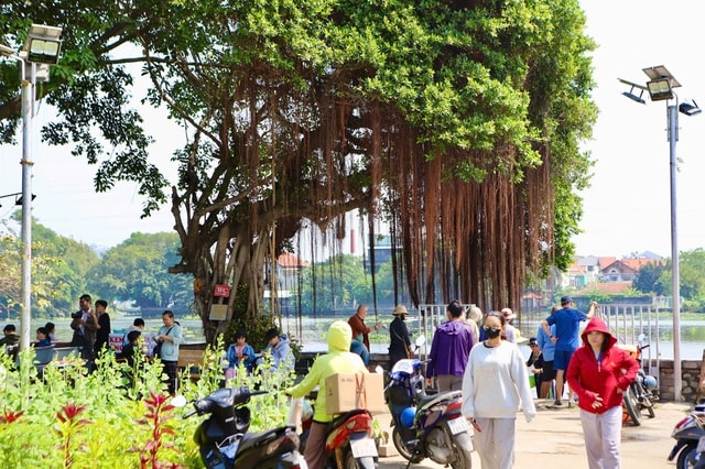 Người TPHCM thuê ghe ra giữa sông để thả cá, tiễn ông Công, ông Táo- Ảnh 2.