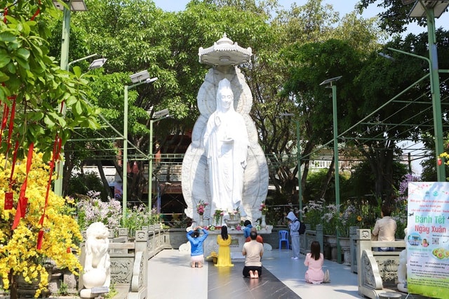 Người TPHCM thuê ghe ra giữa sông để thả cá, tiễn ông Công, ông Táo- Ảnh 11.