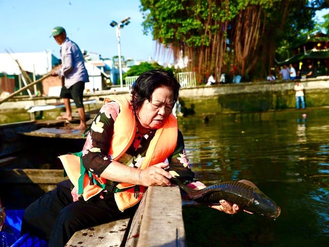 Người TPHCM thuê ghe ra giữa sông để thả cá, tiễn ông Công, ông Táo- Ảnh 4.