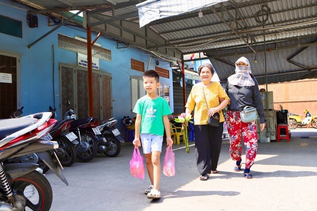 Người TPHCM thuê ghe ra giữa sông để thả cá, tiễn ông Công, ông Táo- Ảnh 1.