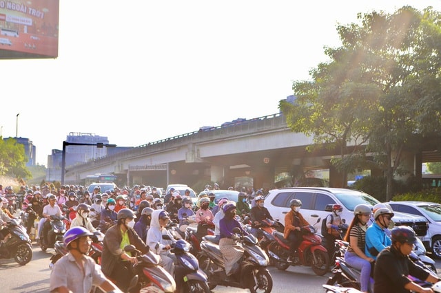 Cận Tết, các tuyến đường TPHCM kẹt cứng, người dân chật vật di chuyển- Ảnh 1.