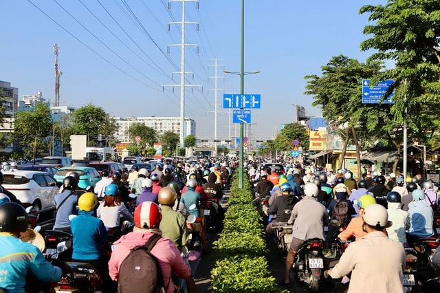 Cận Tết, các tuyến đường TPHCM kẹt cứng, người dân chật vật di chuyển- Ảnh 3.