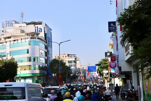 Cận Tết, các tuyến đường TPHCM kẹt cứng, người dân chật vật di chuyển- Ảnh 8.