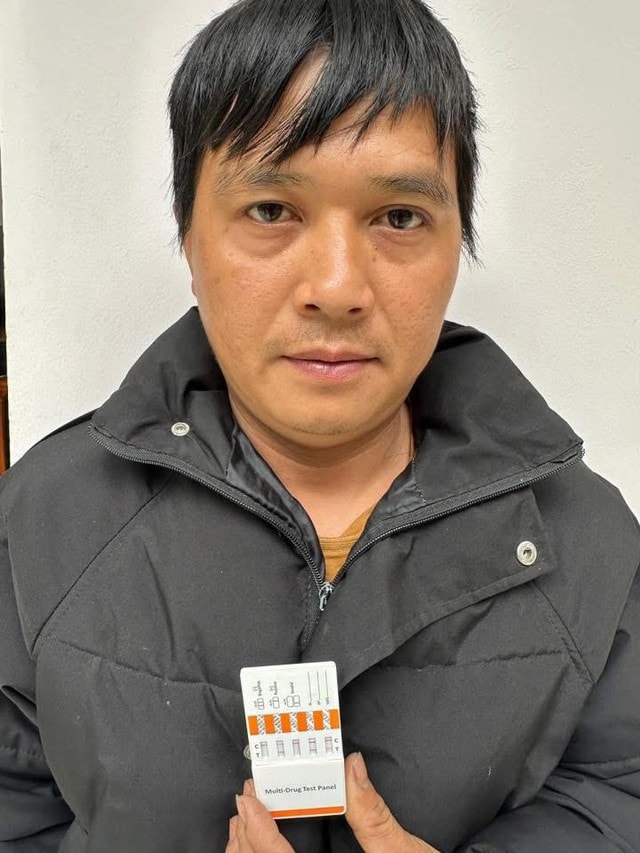 Đang đi cai nghiện vẫn mua ma tuý để sử dụng- Ảnh 1. Đang đi cai nghiện vẫn mua ma tuý để sử dụng- Ảnh 1.