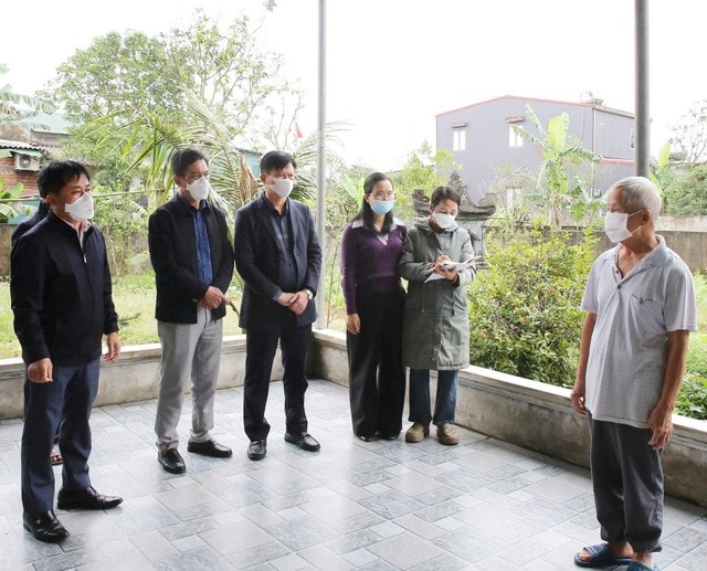 Hà Tĩnh tiêu hủy hơn 900 gia cầm nhiễm cúm H5N1- Ảnh 2. Hà Tĩnh tiêu hủy hơn 900 gia cầm nhiễm cúm H5N1- Ảnh 2.