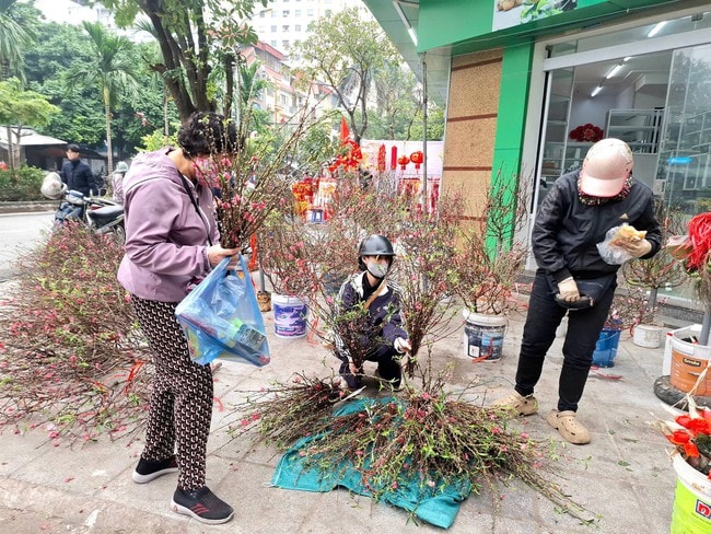 Phố phường rộn ràng không khí mua sắm Tết- Ảnh 2.