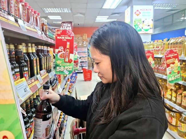 Phố phường rộn ràng không khí mua sắm Tết- Ảnh 7.