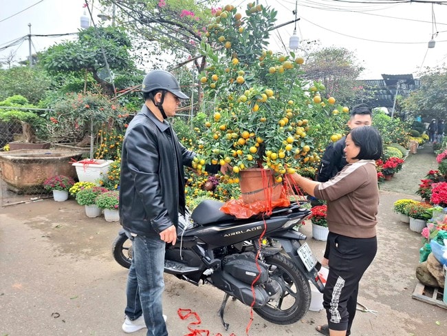 Phố phường rộn ràng không khí mua sắm Tết- Ảnh 8.