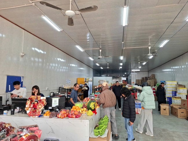 Phố phường rộn ràng không khí mua sắm Tết- Ảnh 6.