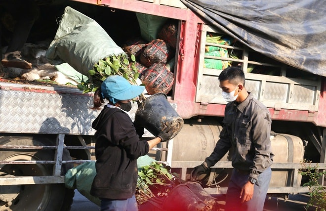 Tất tả mưu sinh ngày cận Tết- Ảnh 4. Tất tả mưu sinh ngày cận Tết- Ảnh 4.