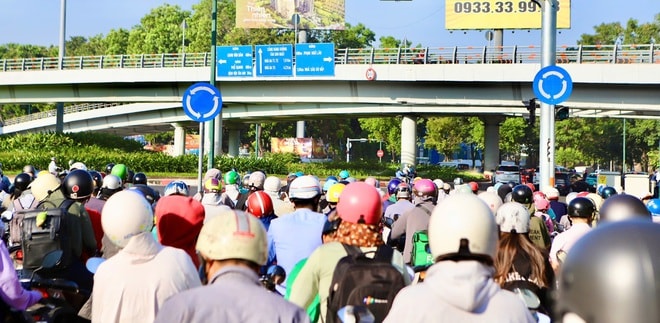 Cận Tết, các tuyến đường TPHCM kẹt cứng, người dân chật vật di chuyển- Ảnh 5.