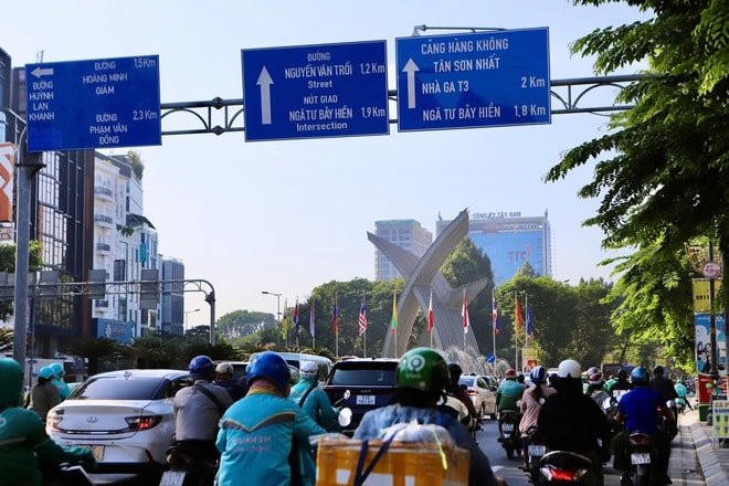 Cận Tết, các tuyến đường TPHCM kẹt cứng, người dân chật vật di chuyển- Ảnh 4.