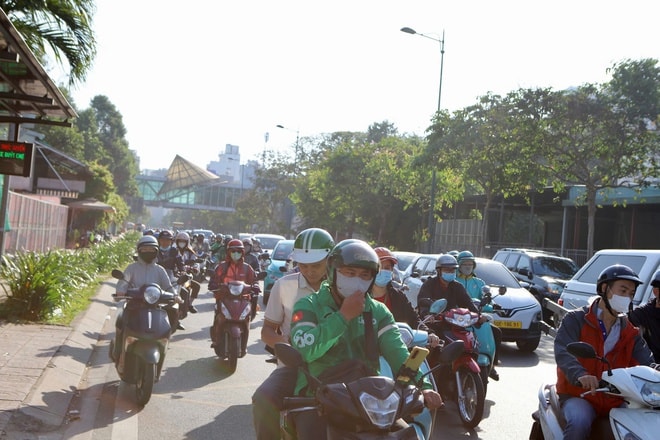 Cận Tết, các tuyến đường TPHCM kẹt cứng, người dân chật vật di chuyển- Ảnh 7.