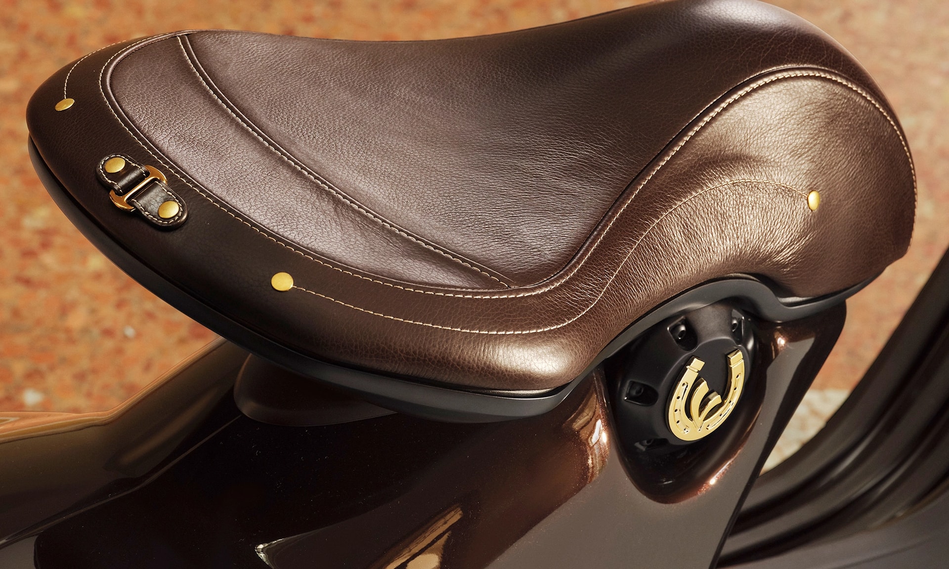 Vespa 946 phiên bản năm Ngựa ra mắt, giá dự kiến gần 500 triệu đồng - 5