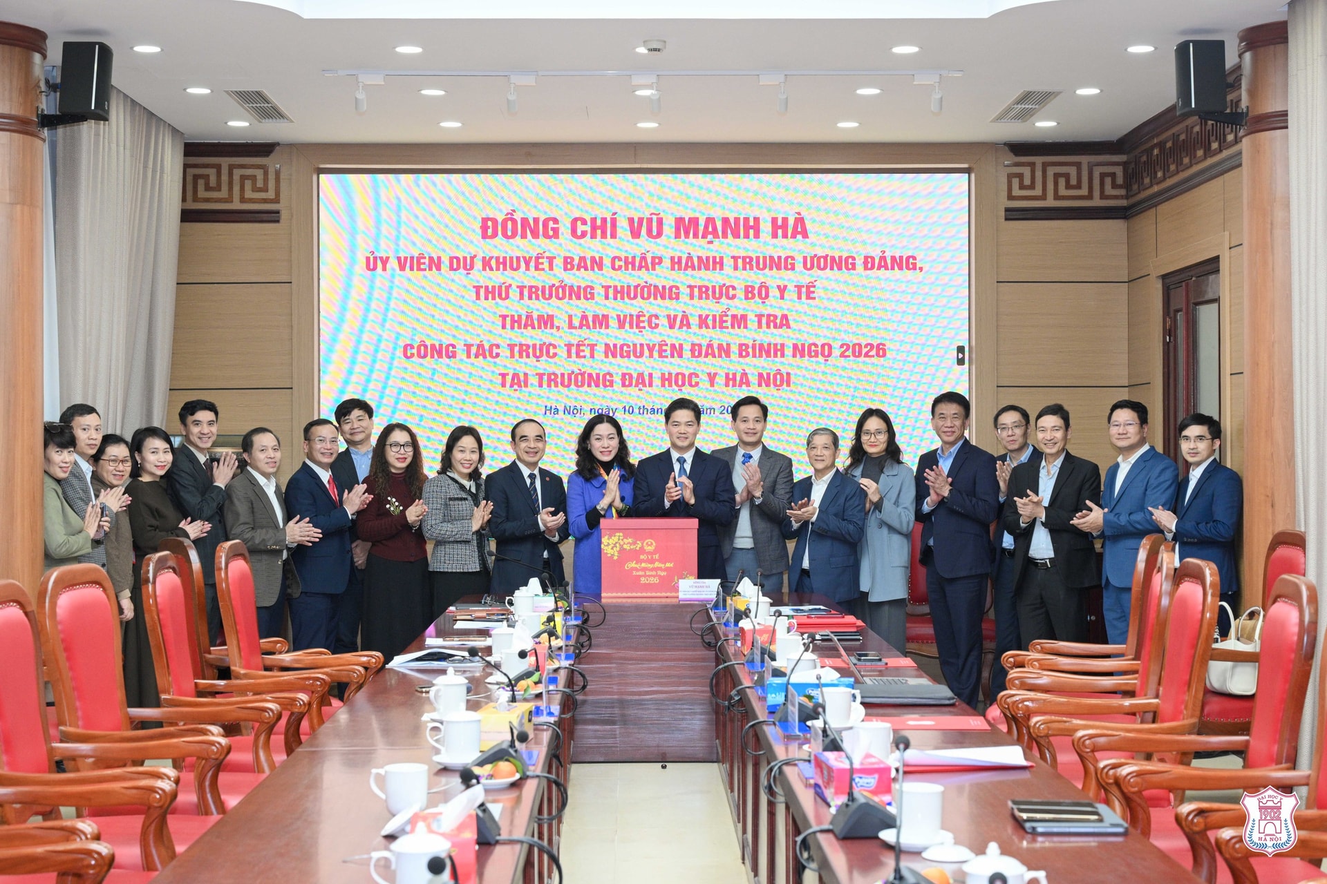 Thứ trưởng Thường trực Bộ Y tế Vũ Mạnh Hà thăm, chúc Tết Trường và Bệnh viện Đại học Y Hà Nội- Ảnh 4.