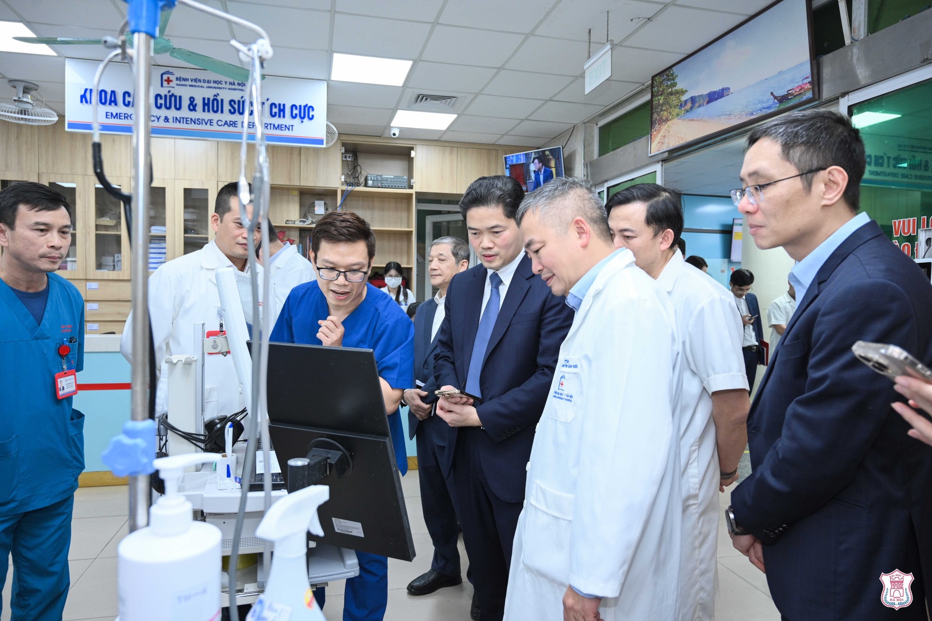 Thứ trưởng Thường trực Bộ Y tế Vũ Mạnh Hà thăm, chúc Tết Trường và Bệnh viện Đại học Y Hà Nội- Ảnh 5.