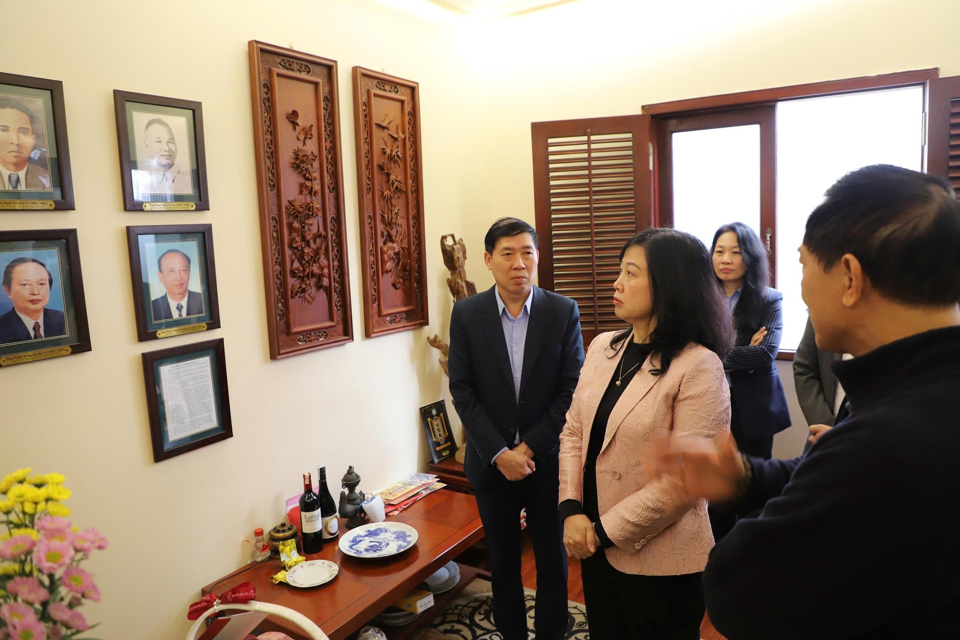 Bộ trưởng Đào Hồng Lan chúc Tết gia đình lãnh đạo Bộ tiền nhiệm, thăm hỏi thân nhân Liệt sĩ – Bác sĩ Đặng Thùy Trâm- Ảnh 3.