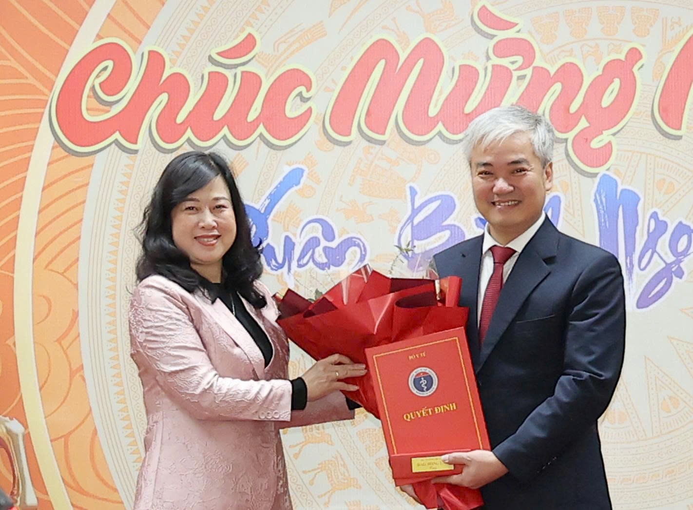 Bộ trưởng Đào Hồng Lan trao quyết định bổ nhiệm lại Tổng Biên tập Báo Sức khoẻ và Đời sống, bổ nhiệm lãnh đạo Vụ Pháp chế, Hội đồng Y khoa Quốc gia- Ảnh 1. Bộ trưởng Đào Hồng Lan trao quyết định bổ nhiệm lại Tổng Biên tập Báo Sức khoẻ và Đời sống, bổ nhiệm lãnh đạo Vụ Pháp chế, Hội đồng Y khoa Quốc gia- Ảnh 1.