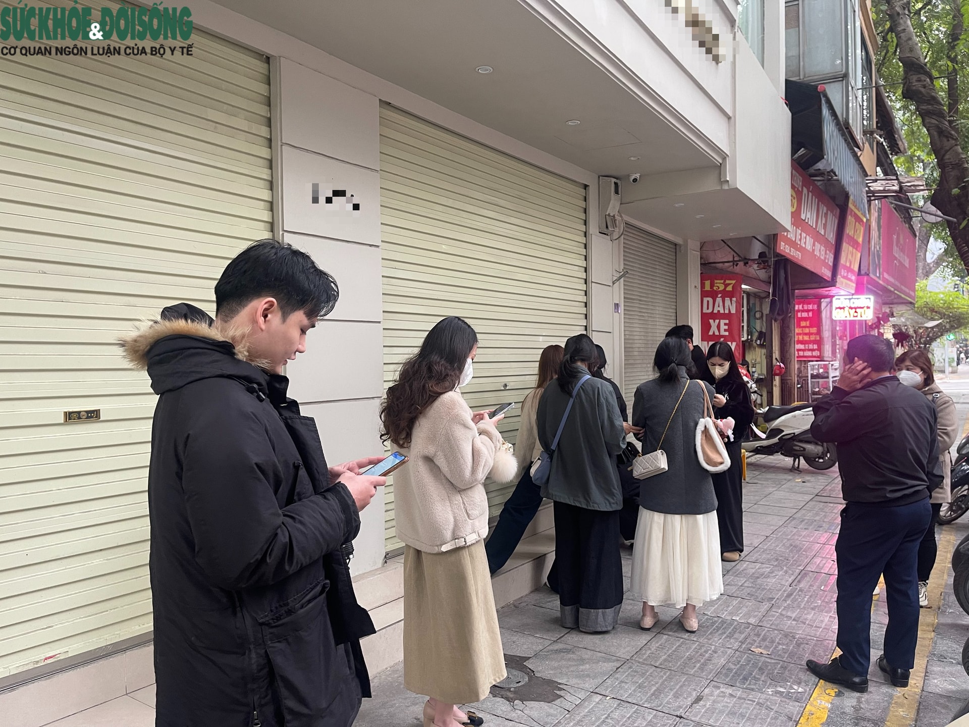 Người Hà Nội xếp hàng từ sáng 'săn' đồ mới ngày cận Tết- Ảnh 1.